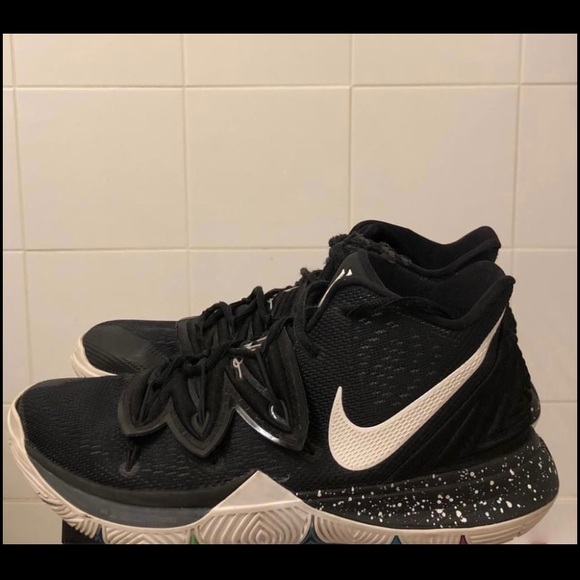 Nike Kyrie 5 Black Magic - Picture 1 of 3